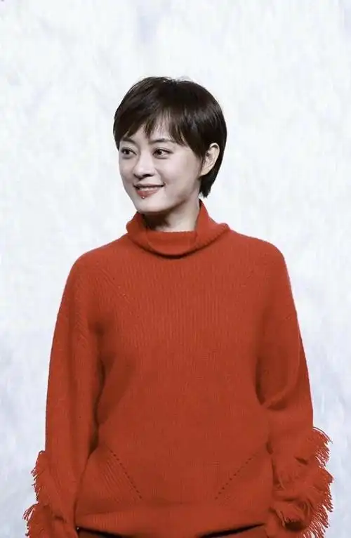 "孙俪"保养得真不错,生图状态似小姑娘,穿红毛衣很有气质|短发|短裙