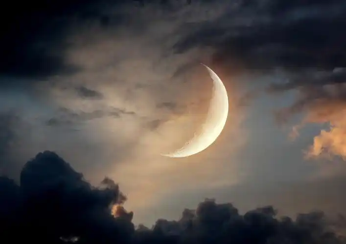 半个月亮,半个月亮在夜晚的天空"这张照片由美国国家航空航天局提供的