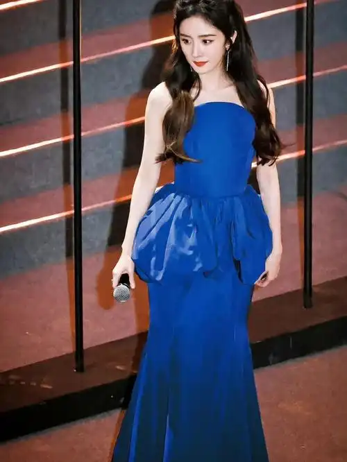 杨幂穿蓝色抹胸裙梳公主头端庄大气 ,甜美温柔,惊艳迷人!
