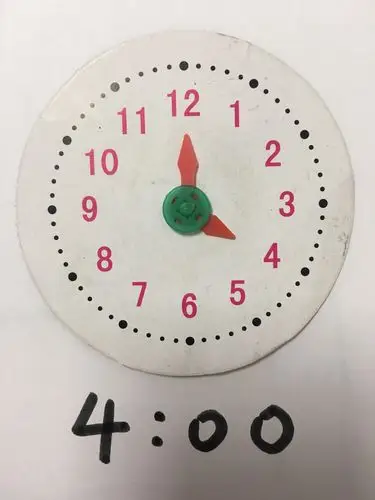 时钟上面都有些什么呢?请小朋友们仔细观察一下!