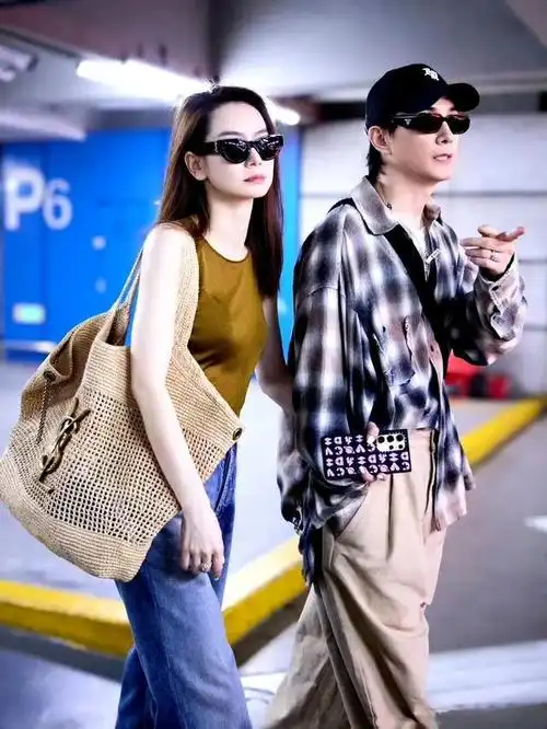 戚薇和老公李承铉机场挽手,两人穿着好潮