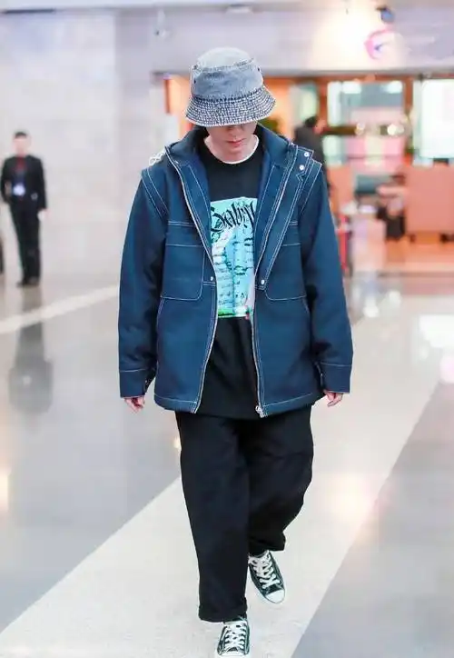 走机场也太随意,张一山又穿上次酷味夹克出街,哥哥衣柜该上新了_显得