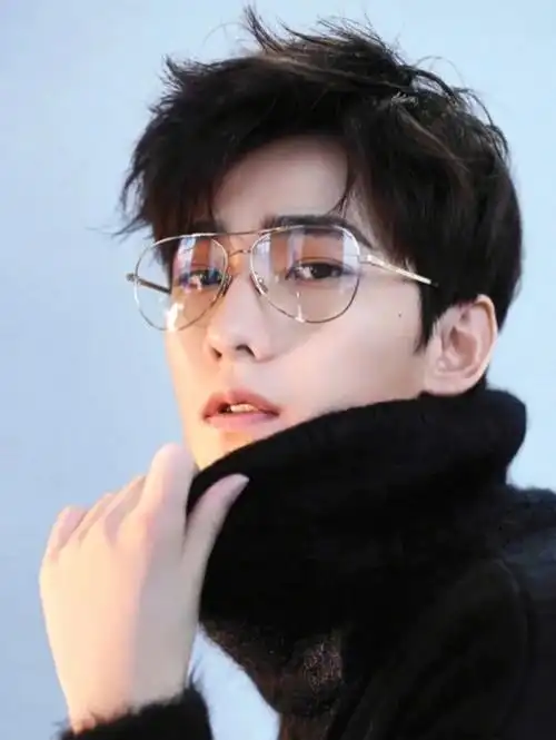 不怕杨洋帅!就怕他帅还不自知!穿黑衣戴墨镜又开始撩人家啦啦#杨洋