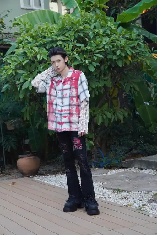 音你经纪人兼主持人@小鬼-王琳凯帅气登场!