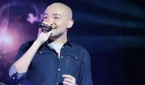 他也成为了第一个参加完《中国好声音》之后的签约学员.