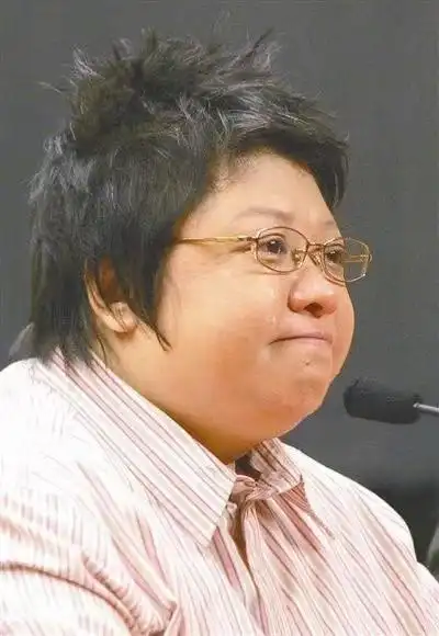 韩红简历个人资料简介(捐款10亿元,善良的背后是原生家庭的破灭)