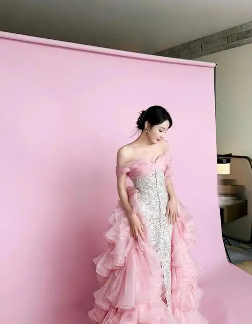 迪丽热巴粉色礼服亮相活动,如三月盛开的桃花美丽迷人_网易订阅