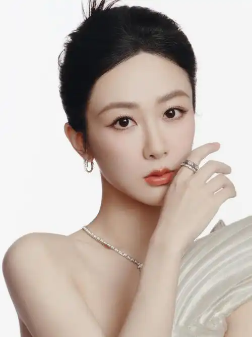 杨紫穿礼服露香肩美腿造型优雅似白天鹅