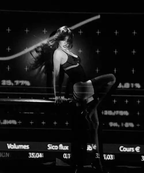 lisa主动公开疯马秀内场高清照,造型狂野奔放,眼神超迷离