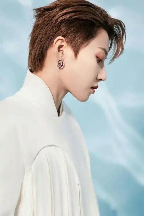 刘雨昕白色长袍##刘雨昕微博之夜国风造型