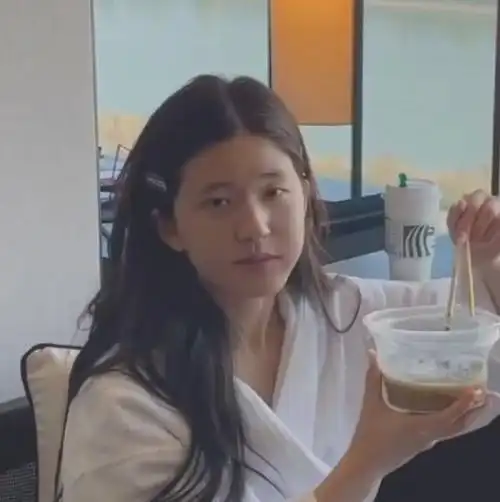 赵露思素颜照被疯传脸型变圆眼袋大仿佛像变了个人