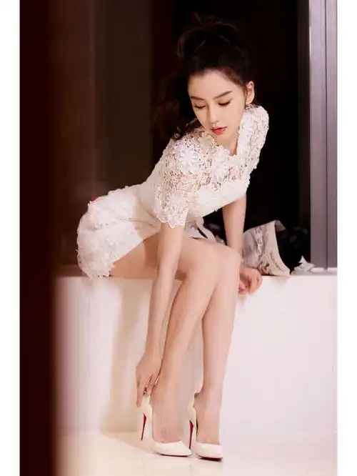 白色短裙搭配白色高跟鞋,这样的杨颖让人着迷