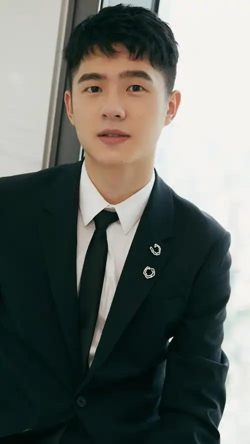 西装少年刘昊然时尚帅气写真,高清图片,手机锁屏桌面-壁纸族