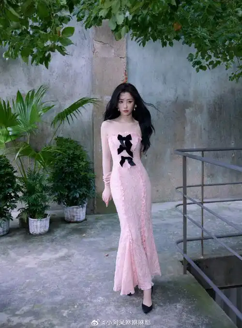 虞书欣粉色玫瑰抹胸长裙##粉色是虞书欣的统治区