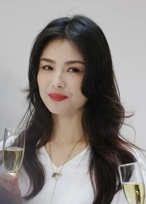 44岁刘涛出席活动,状态显老,自己看图后都惊叹不是本人!