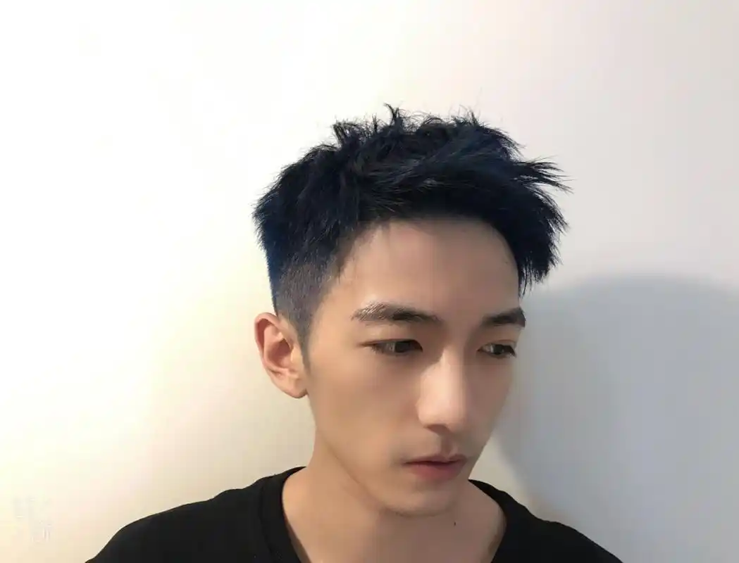 义乌发型男生发型推荐蓝黑色头发