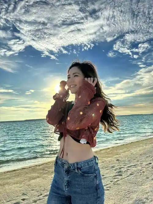 邓紫棋海滩度假照片曝光:她的笑容点亮整个马尔代夫_魅力_音乐_阳光