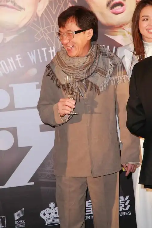 成龙白发照曝光:时光荏苒,英雄也会老去