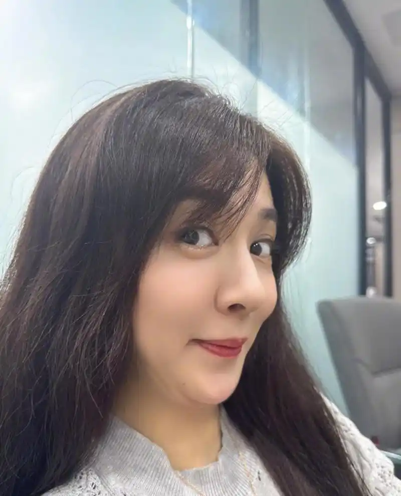 俞灏明与妻子重庆聚餐火锅,脸红显搞笑,王晓晨眼神温柔动人