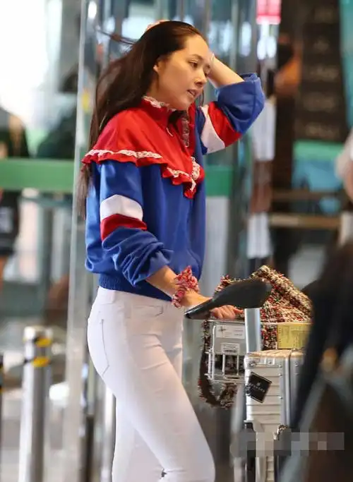 再来看看郭碧婷这一身穿搭吧,身穿的白色的紧身裤看上去显得非常好看