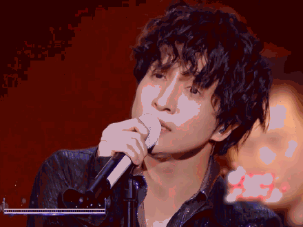 薛之谦帅气卷毛发型深情献唱《刚刚好》"唱到入魔"直接跪地