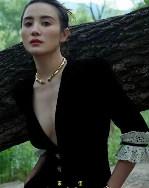 宋佳晒最新时尚大片,穿深v职业装大秀事业线,化雀斑妆韵味满满|烈焰