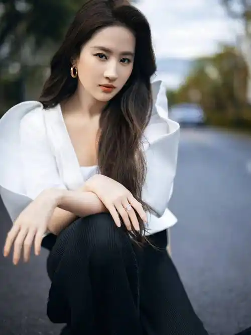 女星刘亦菲时尚造型:优雅高贵,仙女下凡