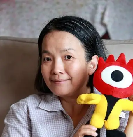 63岁的吕丽萍在美国过生日,豪宅里有酒庆祝,朋友都来祝贺