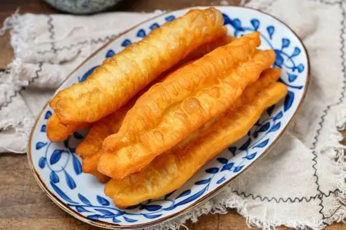 在我们北方还有一个经典传统早餐,就是油条配豆浆,这个也是历史悠久了