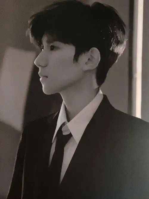 200518 王源有质感的黑白风格照片 每一张都有着属于他的独特