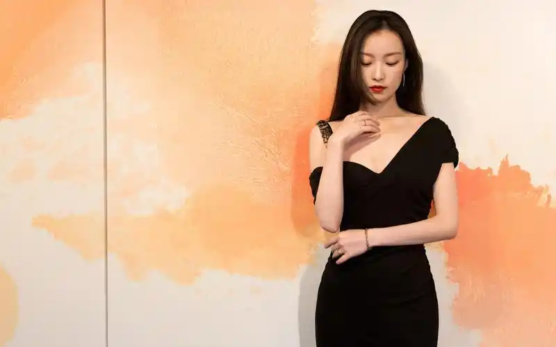 倪妮性感露背装写真图片-美女壁纸-高清美女图片-第2图-娟娟壁纸