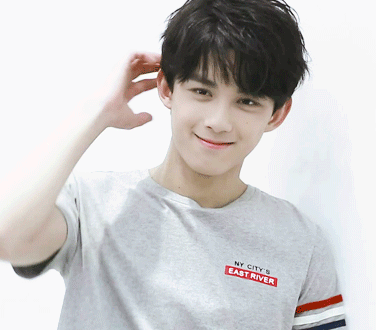 世界微笑日之际 与吴磊一起露出八颗牙齿晒太阳