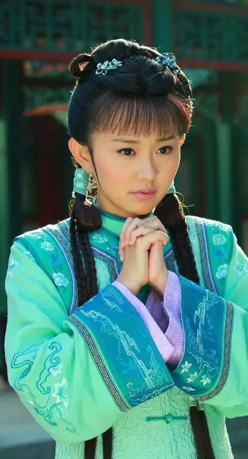 2011年因出演电视剧《新还珠格格》中金锁一角而受到广泛关注; 2013年