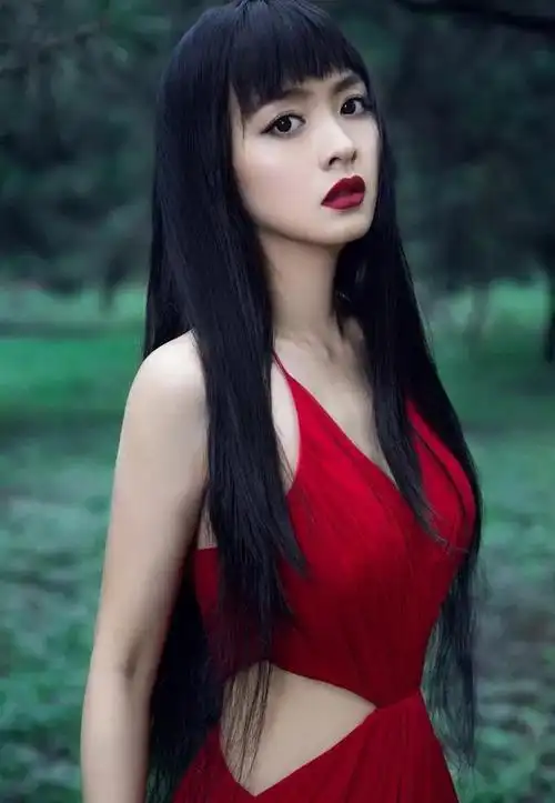 90后浙江美女余心恬俏丽多姿楚楚动人