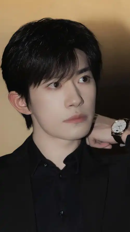 易烊千玺和郭富城女儿打招呼##易烊千玺黑西装写真