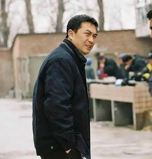 关晓彤曾在电视剧《一仆二主》扮演张嘉译的女儿,凭借精湛演技赢盗怂