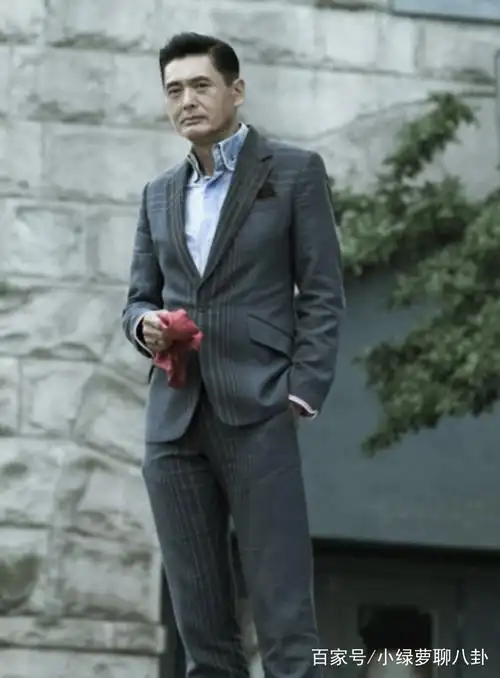 周润发一身正派西装,手里拿个红毛巾,感觉好"骚情"啊!