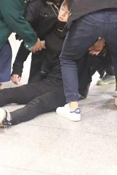 黄子韬是个耿直的男孩,基本上记者都很喜欢采访他,因为采访他很多话都