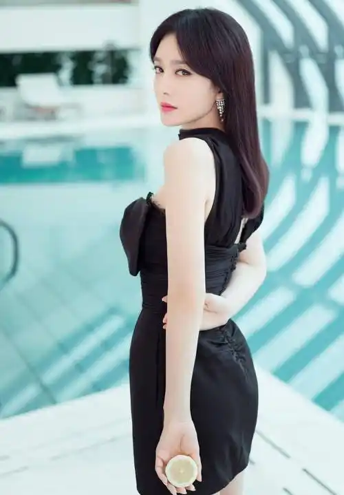 秦岚一袭黑裙妩媚迷人,不经意间一个眼神就很时尚,40岁状态真好_女神
