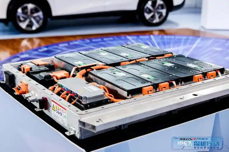 对比电动汽车电池用三元锂还是磷酸铁锂好