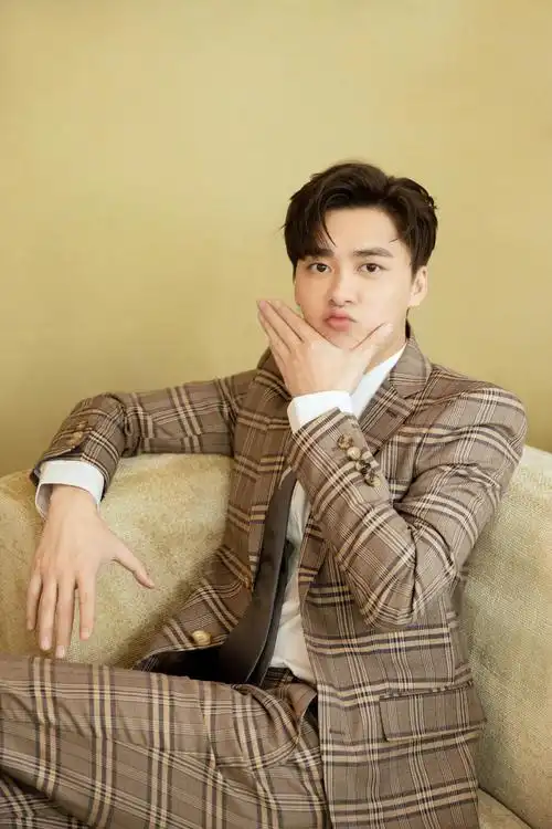 李易峰亮相捞金,卖萌表情太可爱,初代顶流终凭演技登顶演员榜