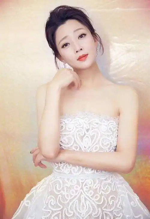 2011年5月8日,殷桃成为重庆红十字会,重庆红十字基金会形象大使,并