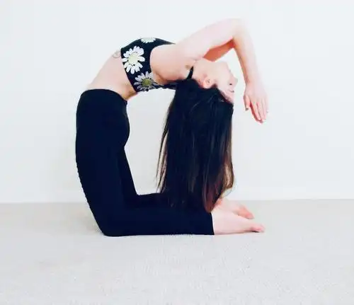 红衣似火的倪妮,瑜伽练就纤细腰肢,让她自有万种风情