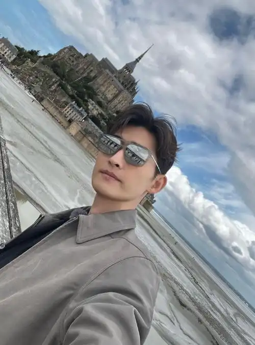 张翰花儿与少年#  "你的眼睛里有山川有河流  有装满一世界的温柔"