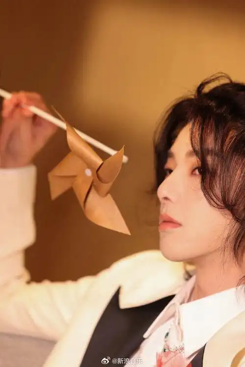 华晨宇男歌手发型统治区##华晨宇泪痣妆