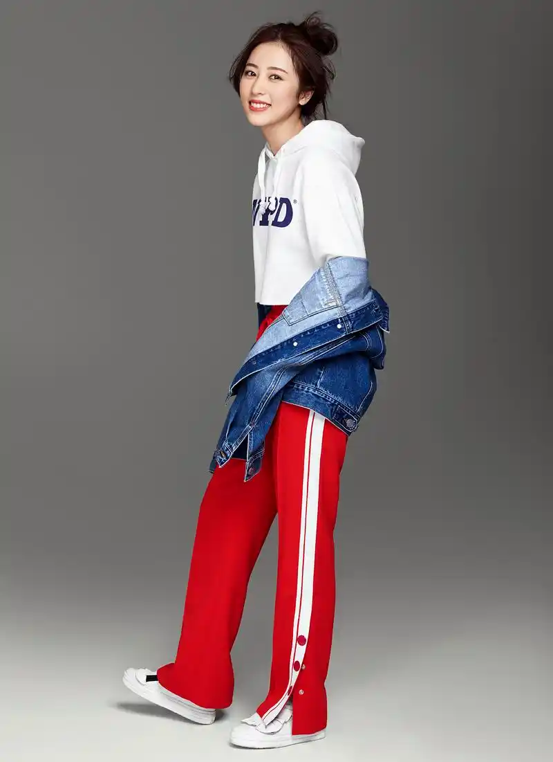 周雨彤运动风大片曝光 俏皮随性活力十足