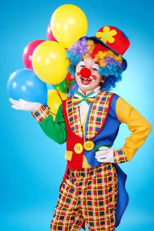 小丑--戏剧或其他文娱表演中的丑角,滑稽演员或喜剧演员;特指杂技表演