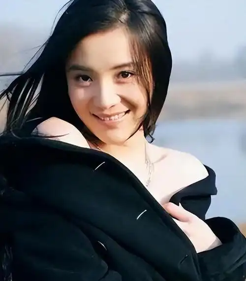 陈龙之后与章龄之结婚,走进了幸福的婚姻生活,而宋佳的感情生活却截然