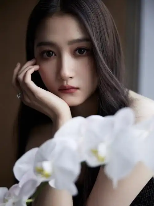 关晓彤黑色露腿小钻裙##关晓彤第一套vs第二套