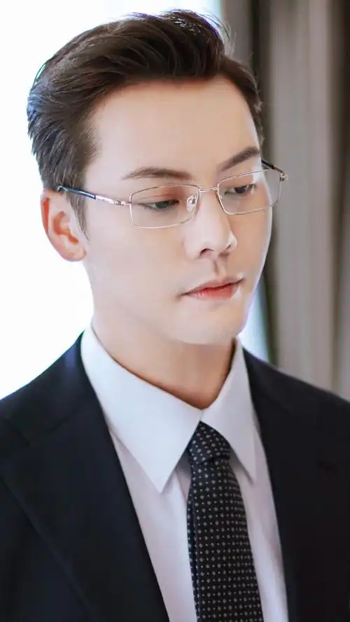 如同满月居于夜空——泰戈尔 cr微博陈伟霆